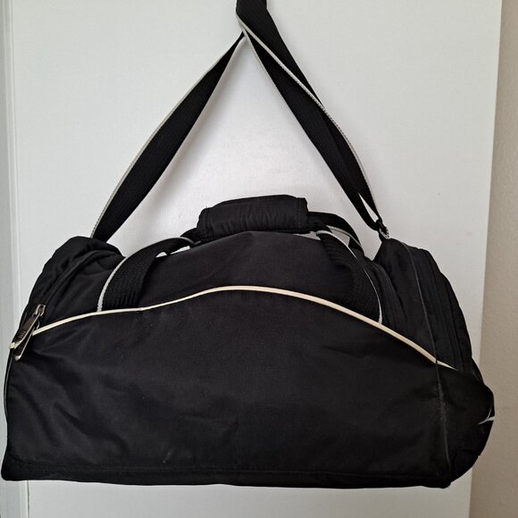 NIKE SMALL DUFFEL Gym Bag 17”x10”x9” Nice Bag For Any Sport & Back to School - Picture 2 of 5
